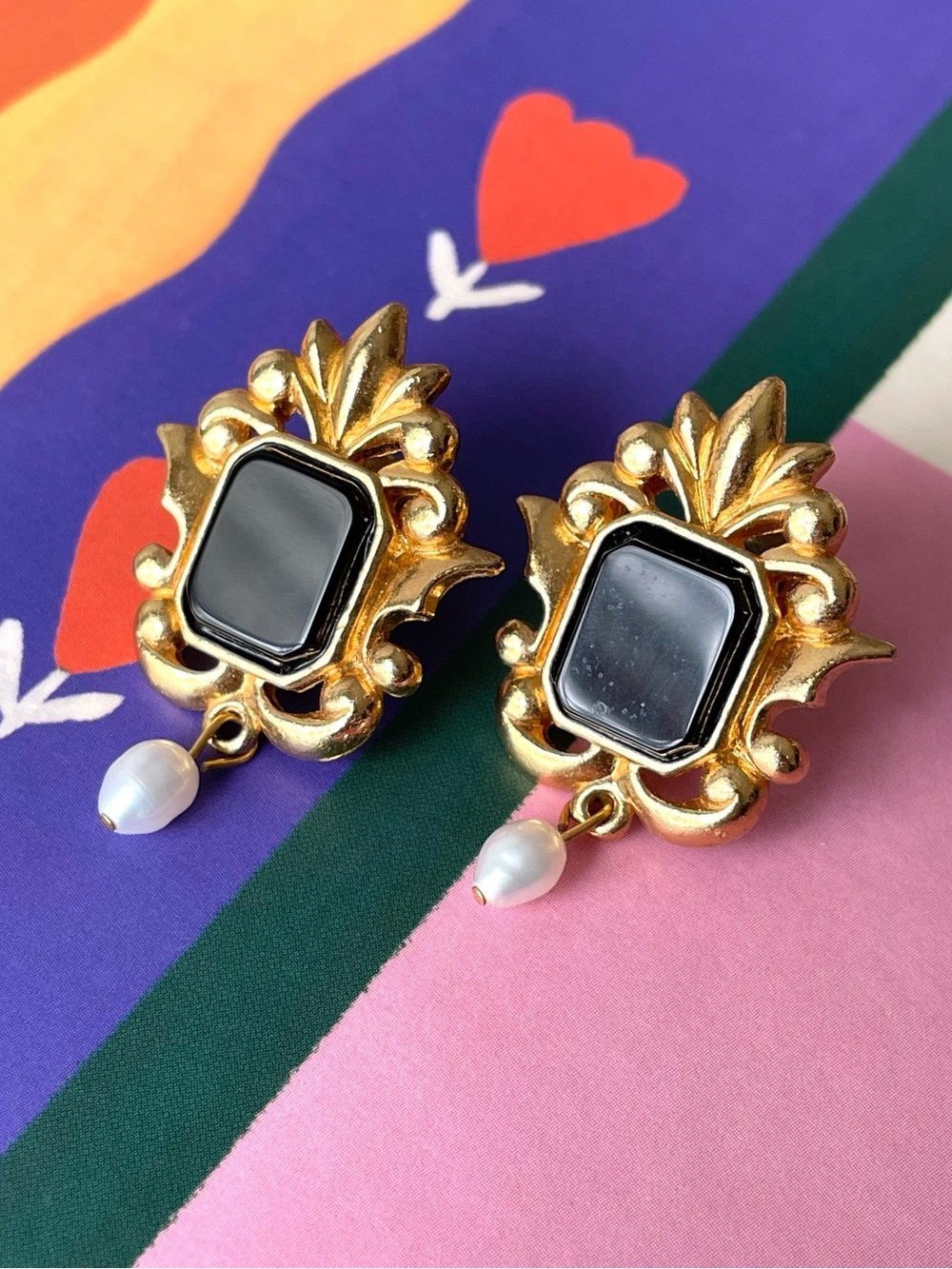 Vtg Avon goldtone Edwardian/Victorian dangle earrings Old Money elegant
